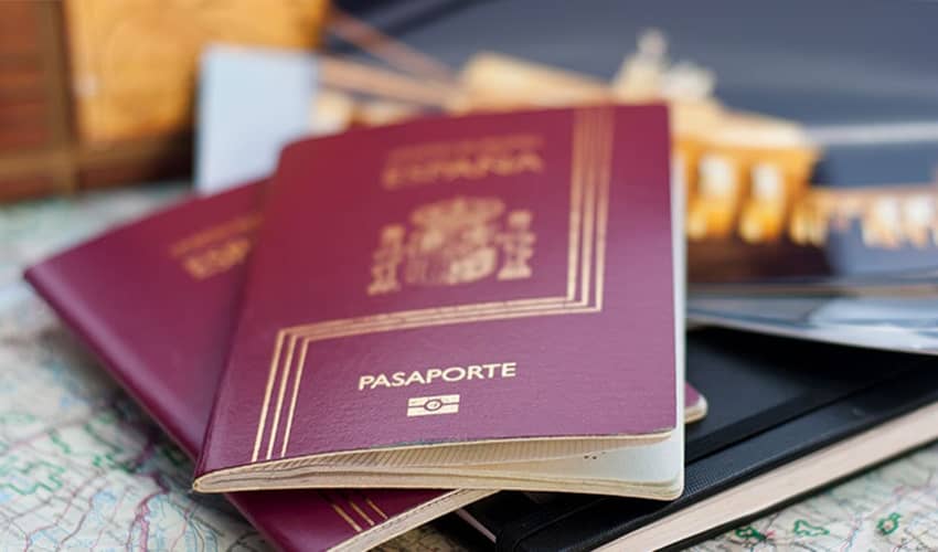 با دریافت پاسپورت کشور اسپانیا، فرد ملزم به رعایت چه قوانینی می‌شود؟